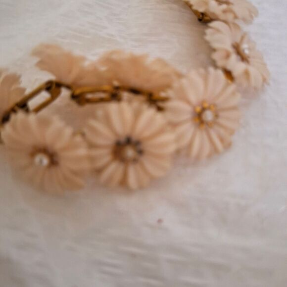 A Vintage Plastic Daisy Women's Bracelet Soft Plastic Decorative Cottage Core - Picture 7 of 9